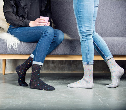 Grå støttestrømper med farveglade prikker