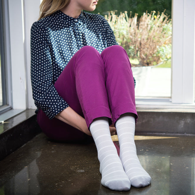 Lysegrå støttestrømper med lyse striber, bambus