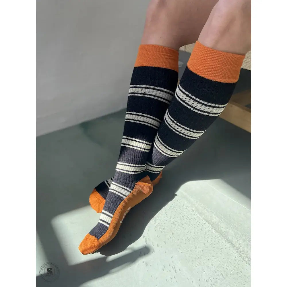 Stribede bambusstøttestrømper i sort/orange