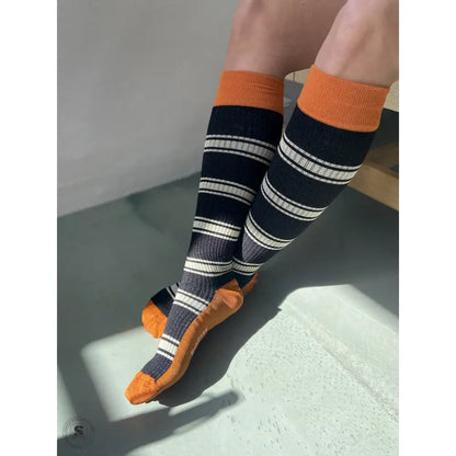 Stribede bambusstøttestrømper i sort/orange