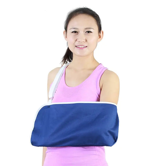 Mitella med justerbar rem og skulderpolstring