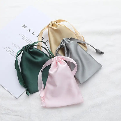 Natkit i satin med sovemaske og scrunchie