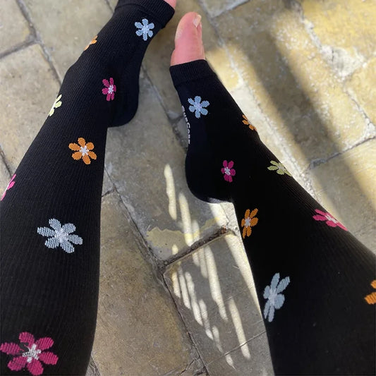 Mørke støttestrømper med blomster, åben tå